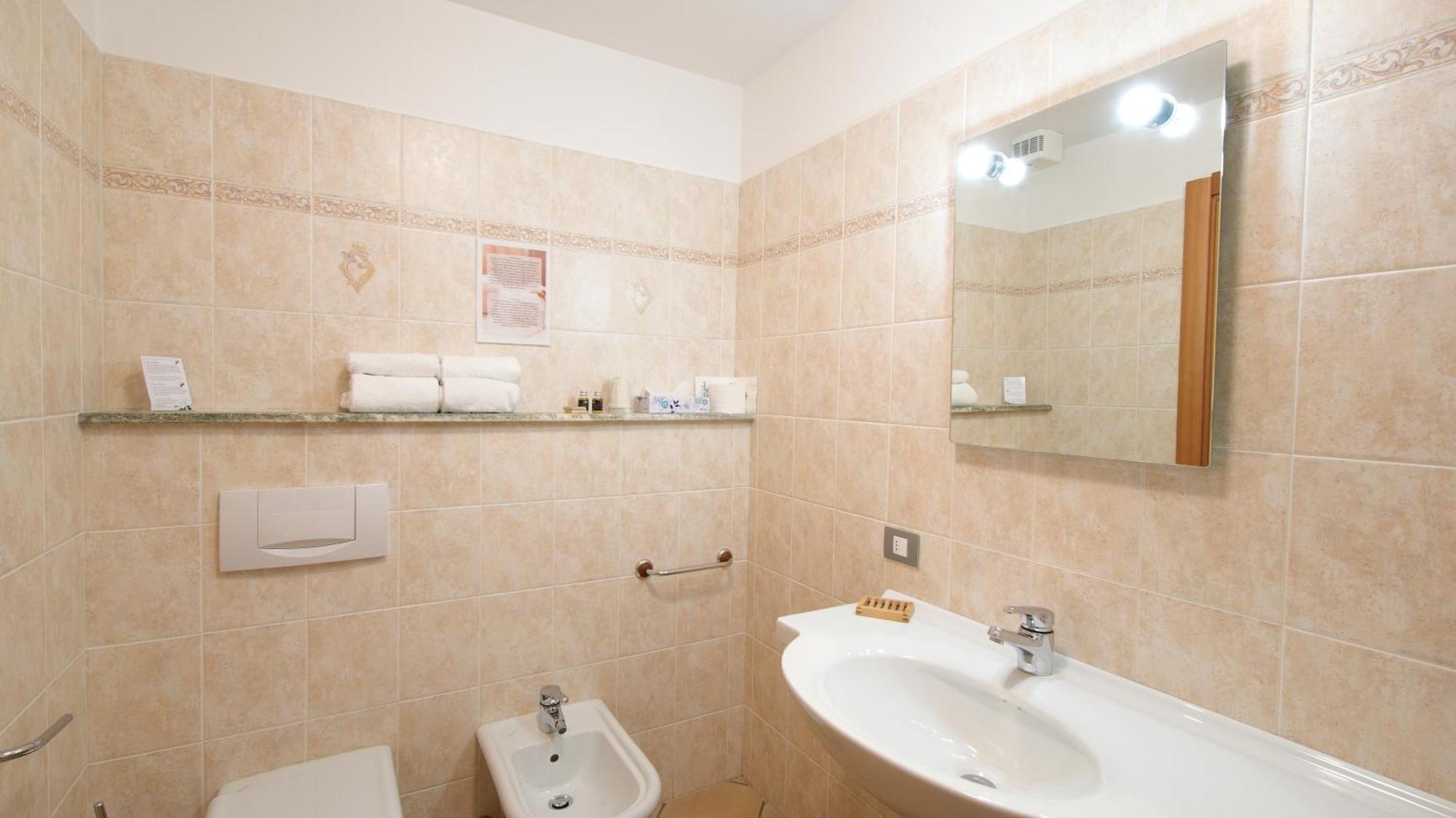 Albergo Ristoro Sitten - 2300 Mt غريسّوني لا ترينيتي المظهر الخارجي الصورة